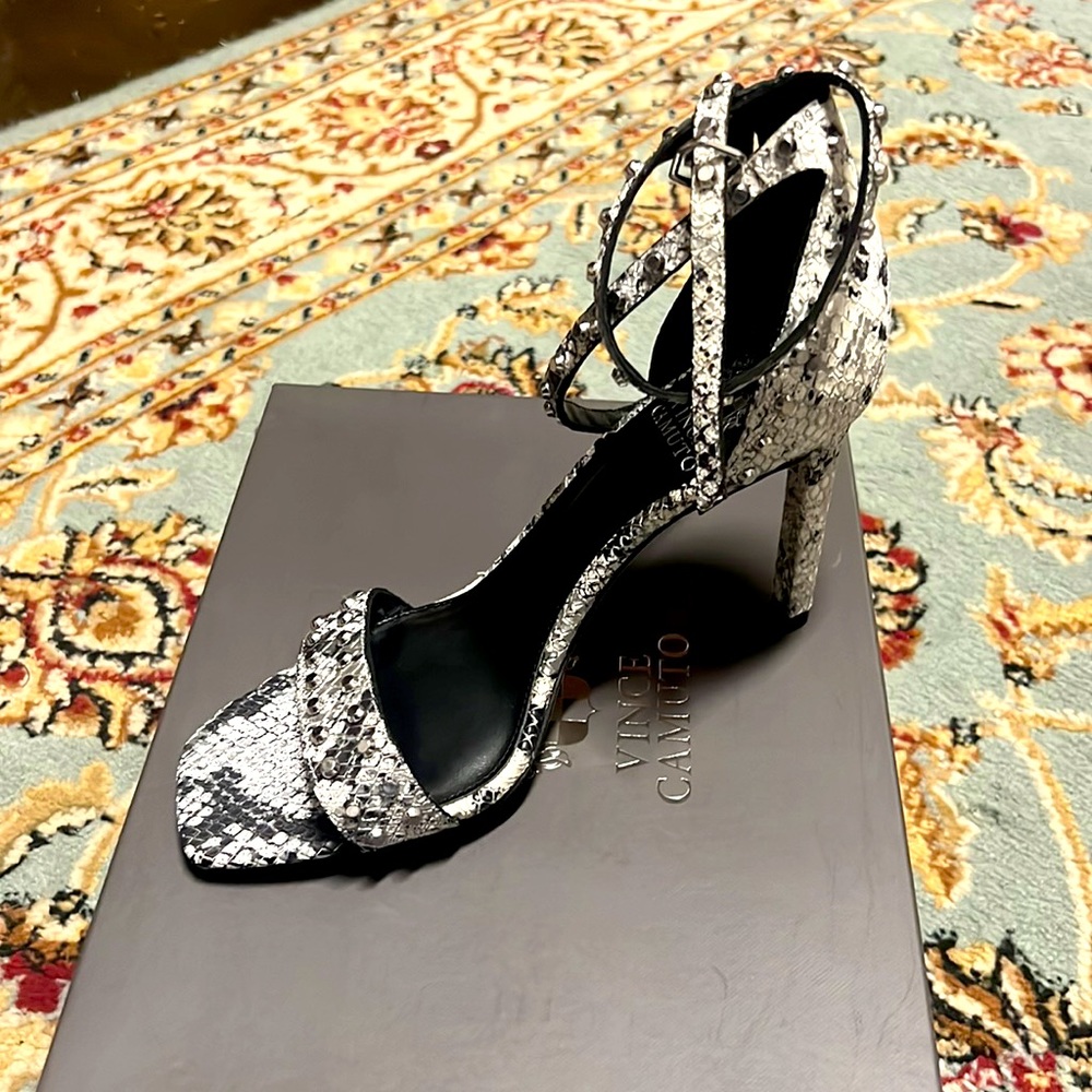 Vince Camutto Heels Size 8M NWT